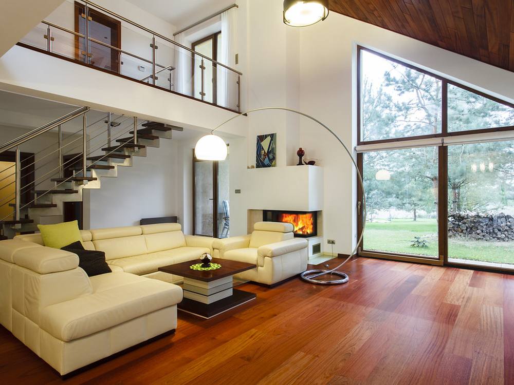 Salón amplio y luminoso de una vivienda moderna con grandes ventanales