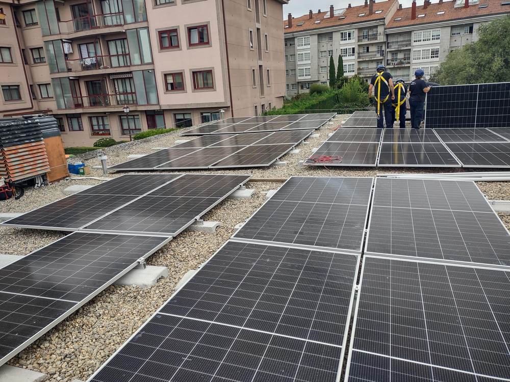 Paneles fotovoltaicos instalados sobre una cubierta plana