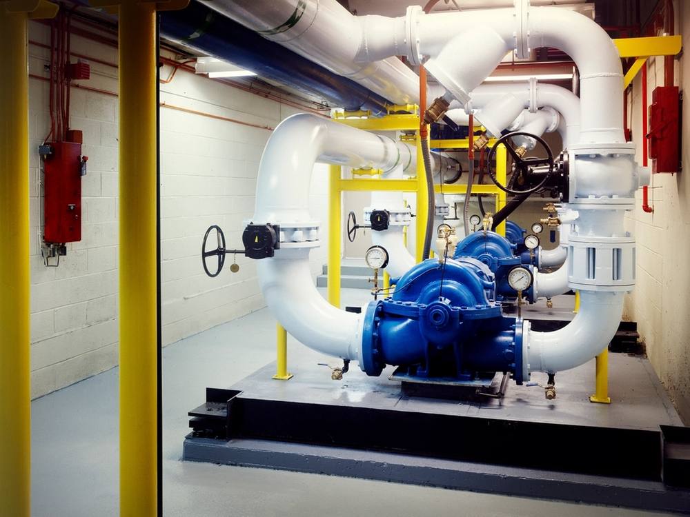 Sala de máquinas de una instalación térmica, con bombas, valvulería y colectores