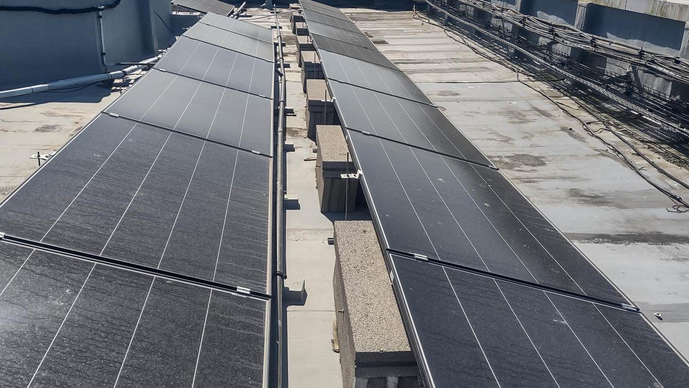 Instalación fotovoltaica ejecutada por Inerproma sobre una cubierta industrial
