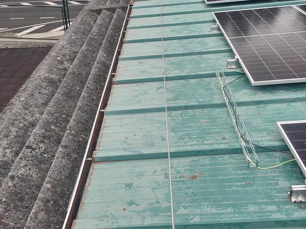 Instalación fotovoltaica sobre cubierta de chapa, con el cableado recogido