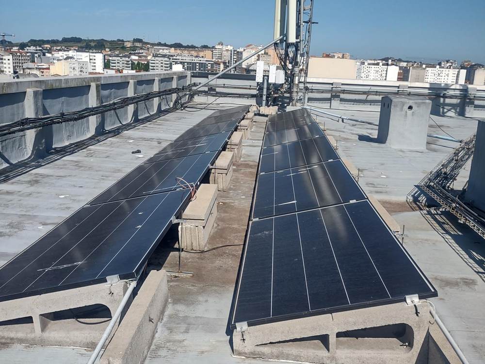 Vista general de una instalación fotovoltaica en cubierta industrial
