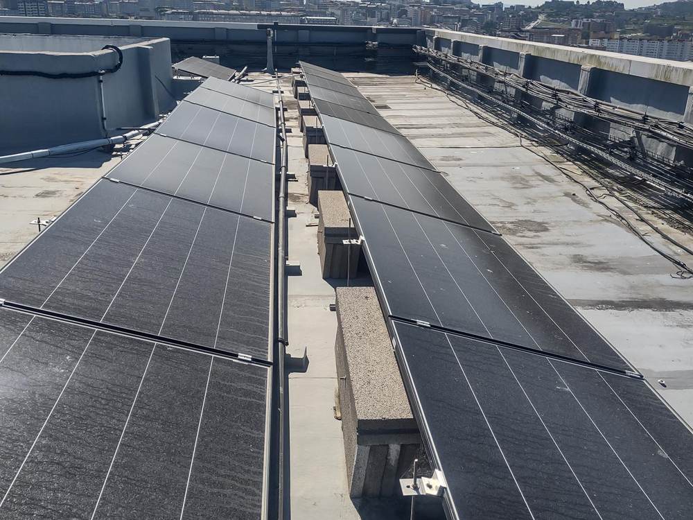 Instalación fotovoltaica sobre cubierta industrial con cielo despejado