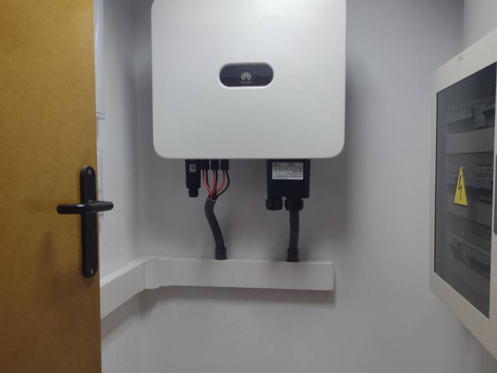 Inversor fotovoltaico instalado en un cuarto técnico