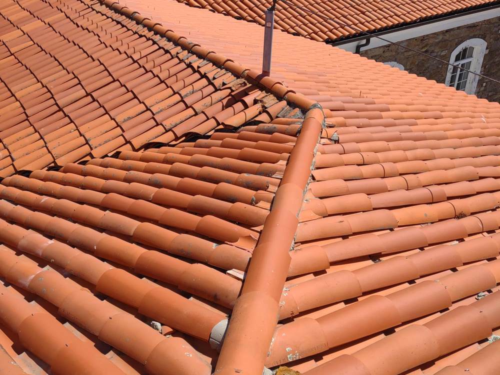 Línea de vida instalada sobre una cubierta de teja de gran superficie