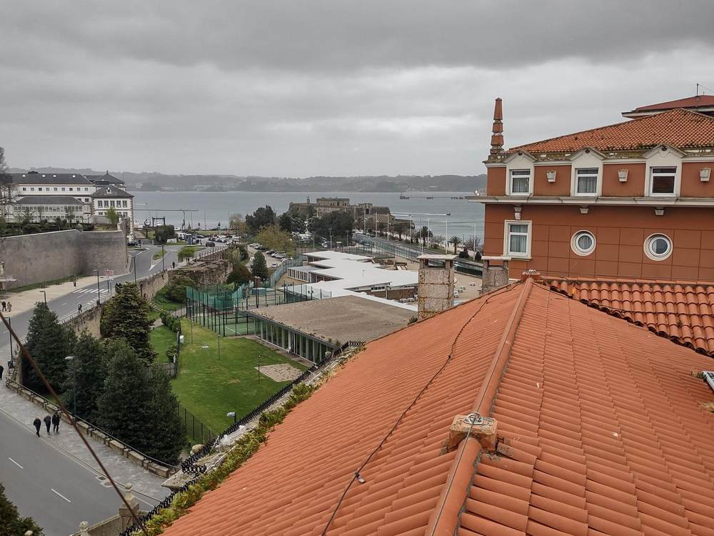 Línea de vida en una cubierta urbana con vistas a la ría de A Coruña
